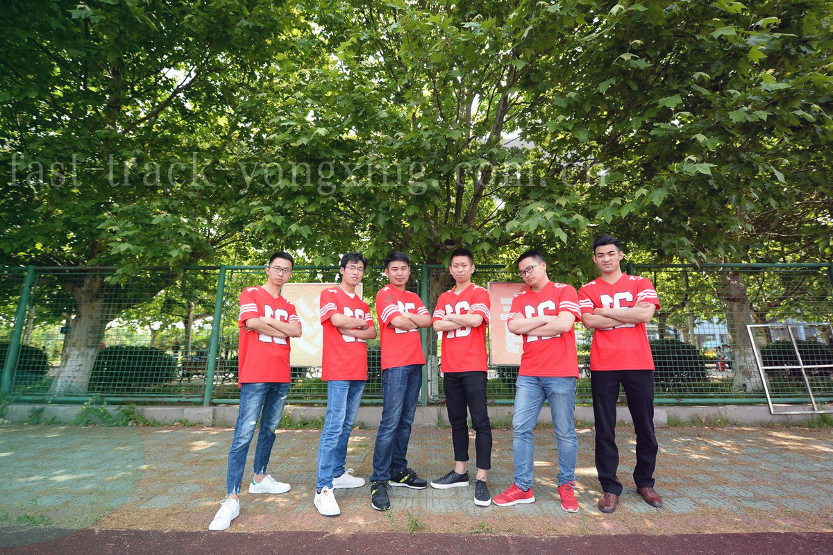 城市夜景中的暖白光带与信息节点，表达持续在线服务